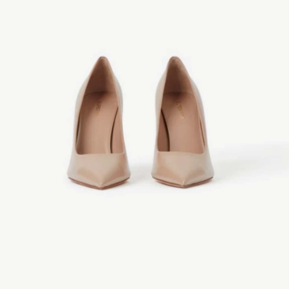 Burberry point pumps almond color size 6.5
